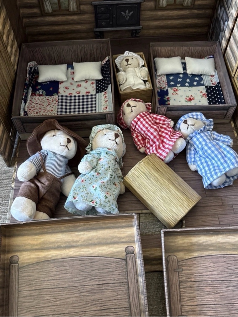 The Queen's Treasures my first little house un the praire New - Brown
